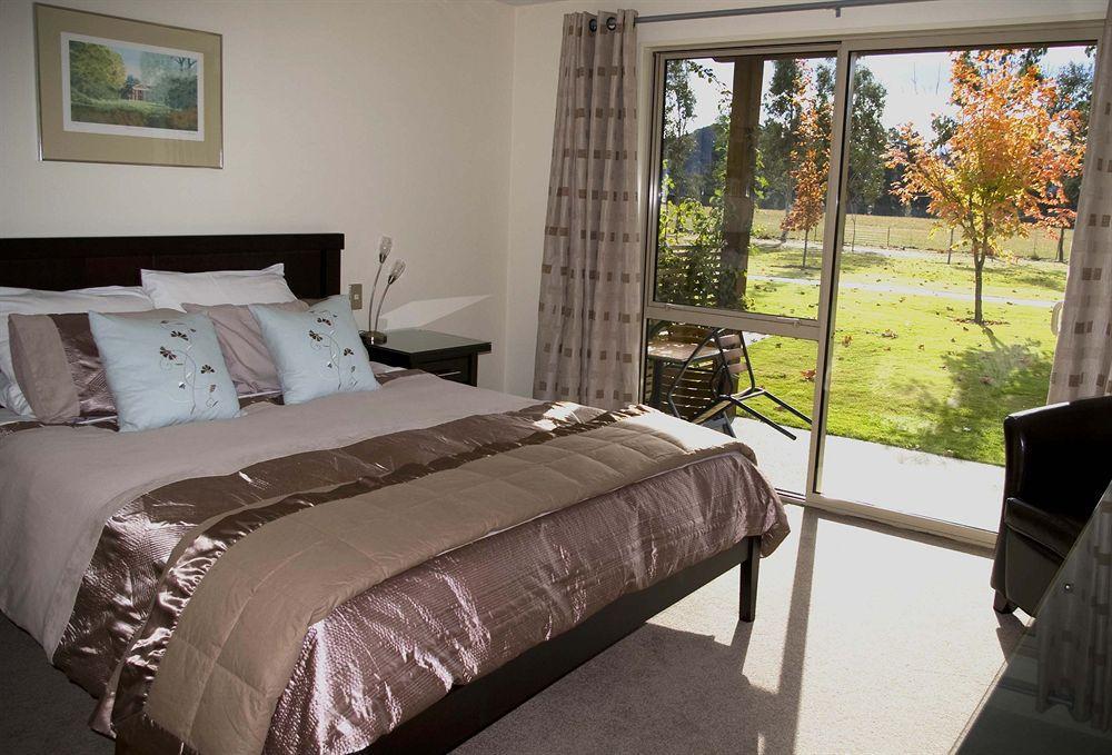 Maple Lodge Luxury Bed & Breakfast Albert Town Dış mekan fotoğraf
