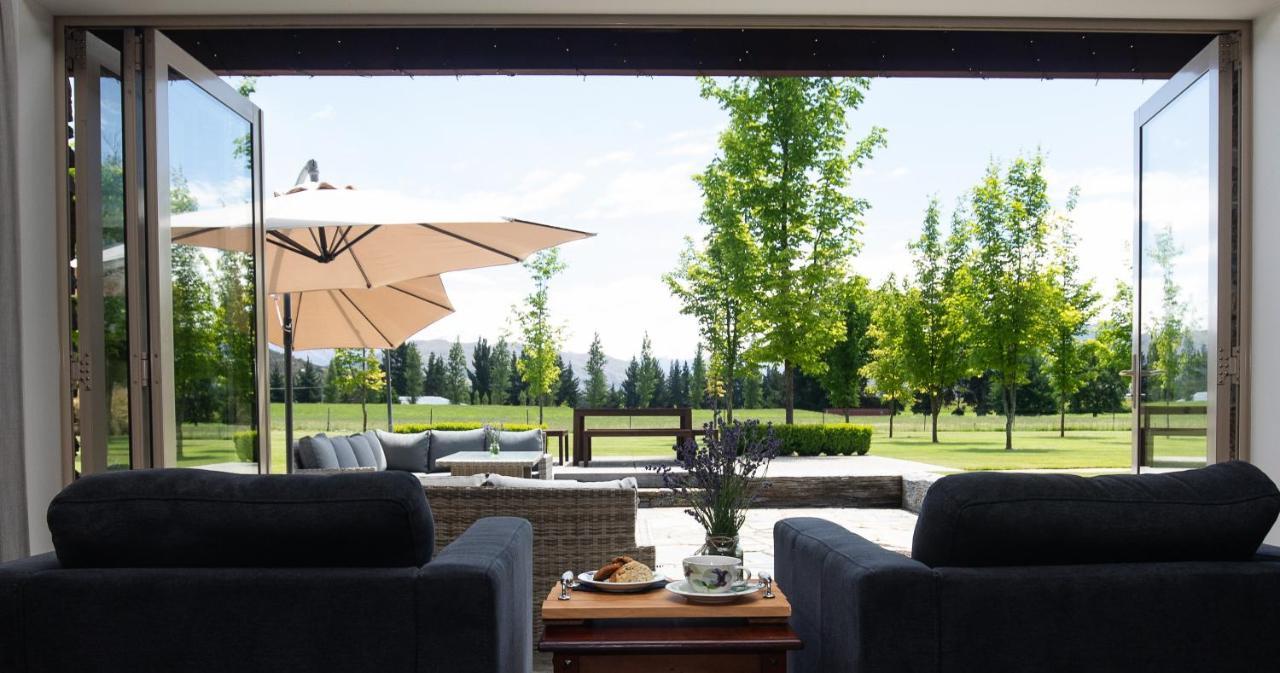 Maple Lodge Luxury Bed & Breakfast Albert Town Dış mekan fotoğraf