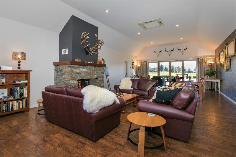 Maple Lodge Luxury Bed & Breakfast Albert Town Dış mekan fotoğraf