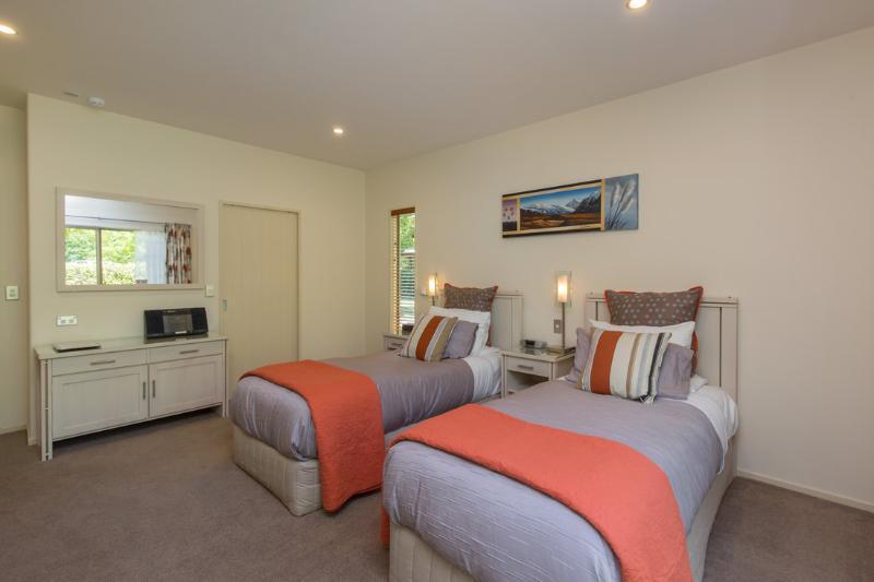 Maple Lodge Luxury Bed & Breakfast Albert Town Dış mekan fotoğraf